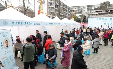 成都中醫集市掀起“健康熱” 義診咨詢與非遺體驗的完美融合